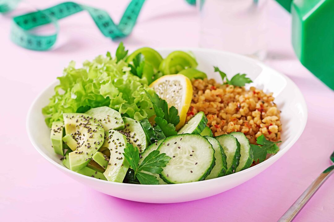 Sarrasin avec des légumes et des herbes pour perdre du poids avec une bonne nutrition