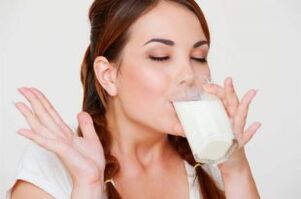 Avec la gastrite, il est logique de boire un verre de lait le matin et le soir. 